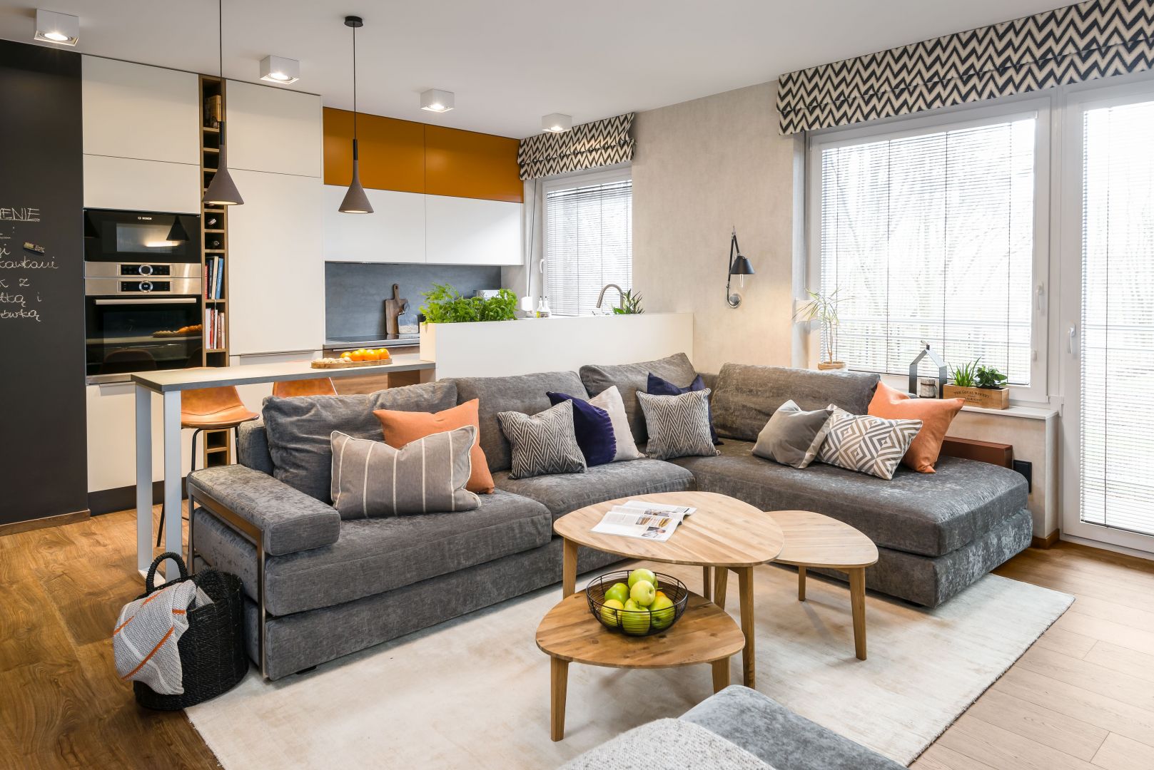 Obecne trendy w aranżacji wnętrz coraz częściej wskazują na zacierające się granice między kuchnią a salonem. Projekt Katarzyna Krupa. Fot. Stan Zajączkowski