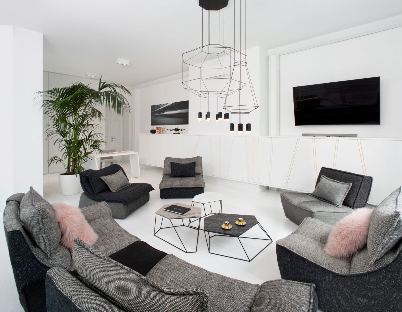 Biel i faktury – przestronny apartament w starej kamienicy, proj. Joanna Kulczyńska-Dołowy Fot. Hanna Długosz