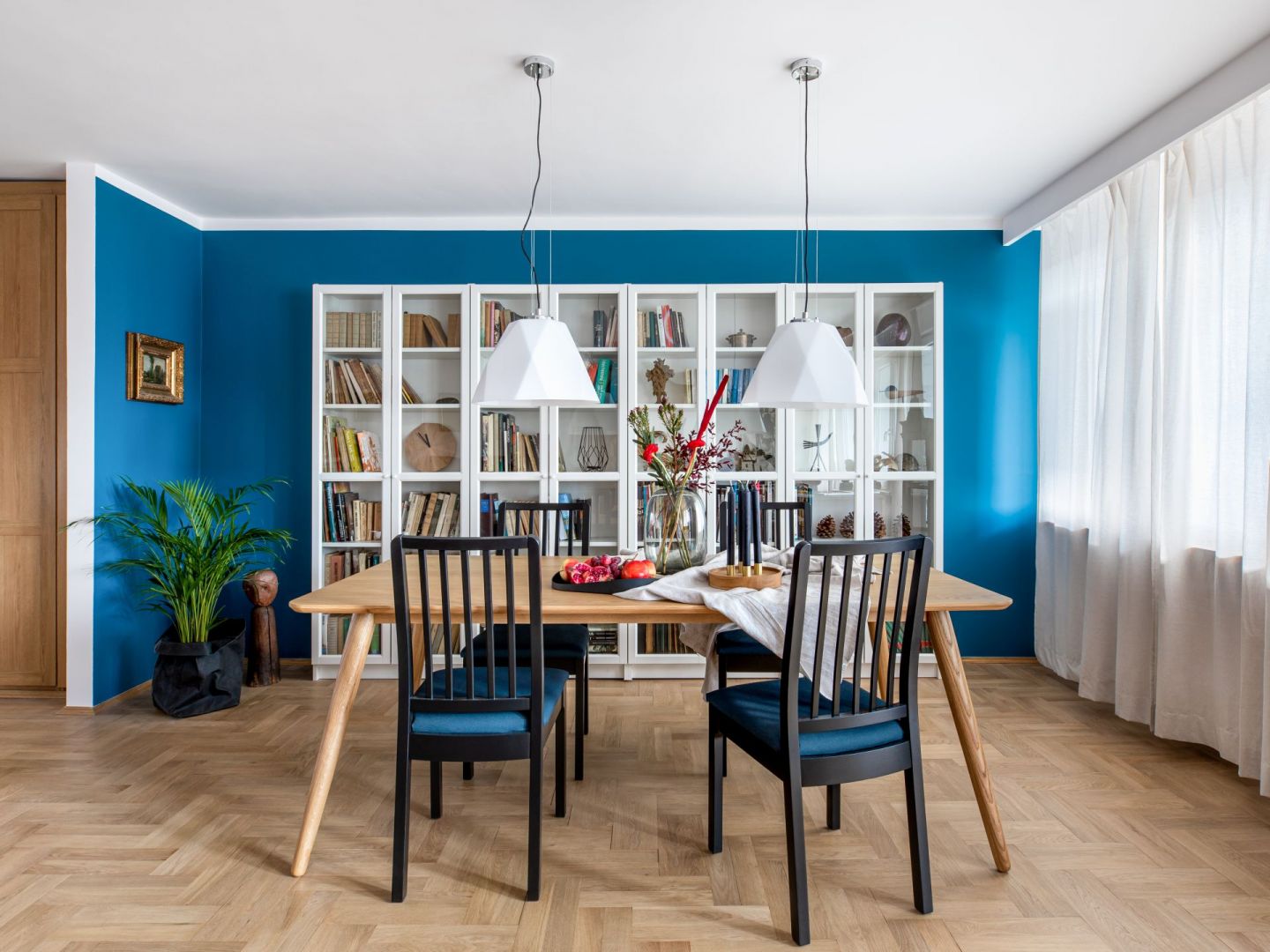 Mieszkanie w centrum Gdyni zaprojektowane dla malarza i historyka sztuki. Projekt: Maria Nielubszyc, pracownia Pura Design. Fot. Jakub Nanowski