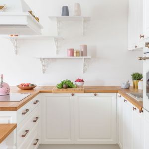 Mała kuchnia w bloku. Projekt: architekt wnętrz Katarzyna Fotek, Decoroom. Zdjęcia i stylizacja Marta Behling, Pion Poziom – fotografia wnętrz.