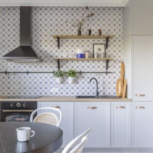Mała kuchnia w bloku. Projekt: Joanna Dziurkiewicz, Tworzywo studio. Zdjęcia: Pion Poziom