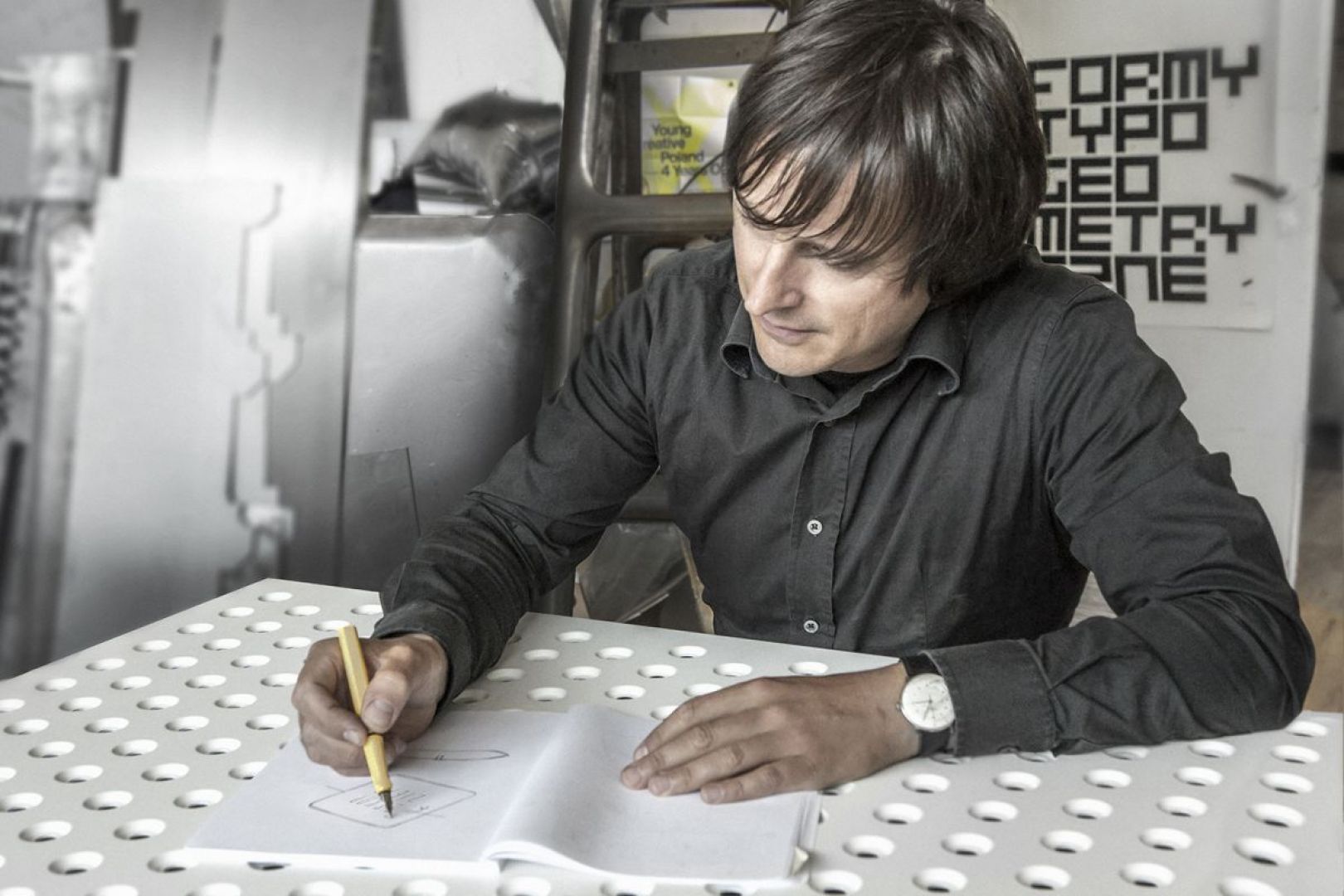 Oskar Zięta jest jednym z najbardziej znanych na świecie polskich designerów. Stworzył technologię FiDU, dzięki której powstają rozmaite stalowe formy o charakterystycznej estetyce i niebywałej wytrzymałości. Fot. archiwum Zieta Studio