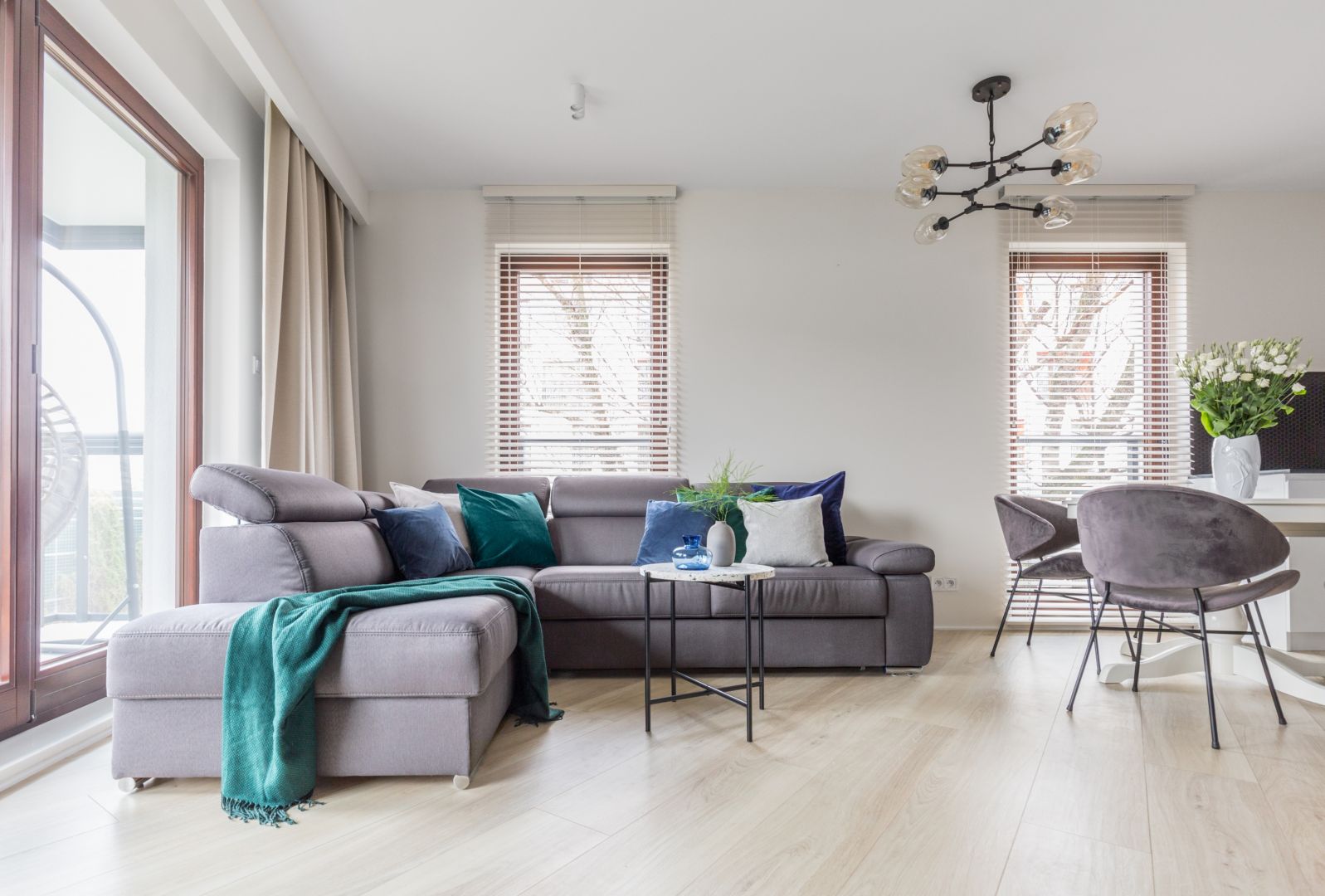 Sofa w salonie - najlepsze aranżacje i pomysły. Projekt: Deer Design