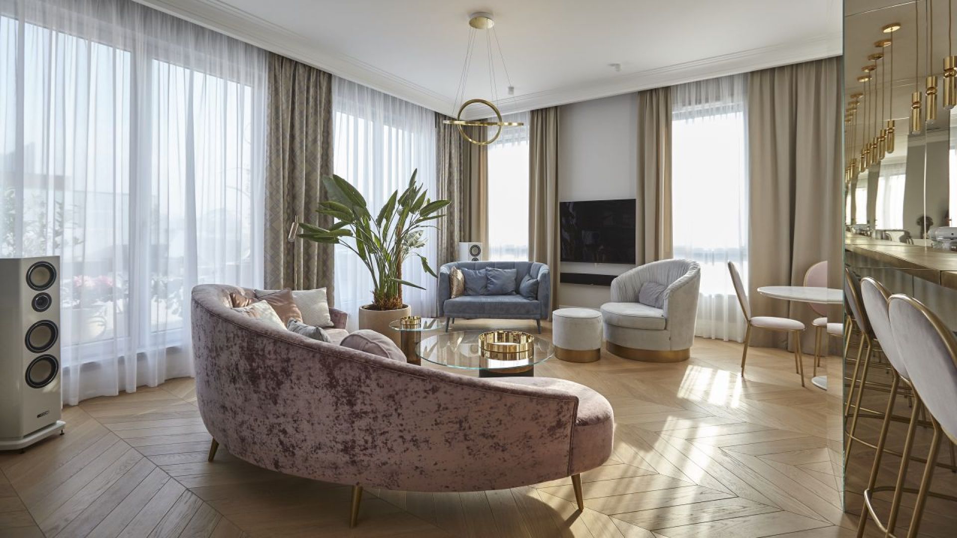 W stylowym salonie dominują jasne kolory i złote dodatki. Projekt: NOKE Architects (Karol Pasternak, Piotr Maciaszek, Filip Sar, Bartosz Pasternak, Agnieszka Tracka). Fot. Piotr Maciaszek