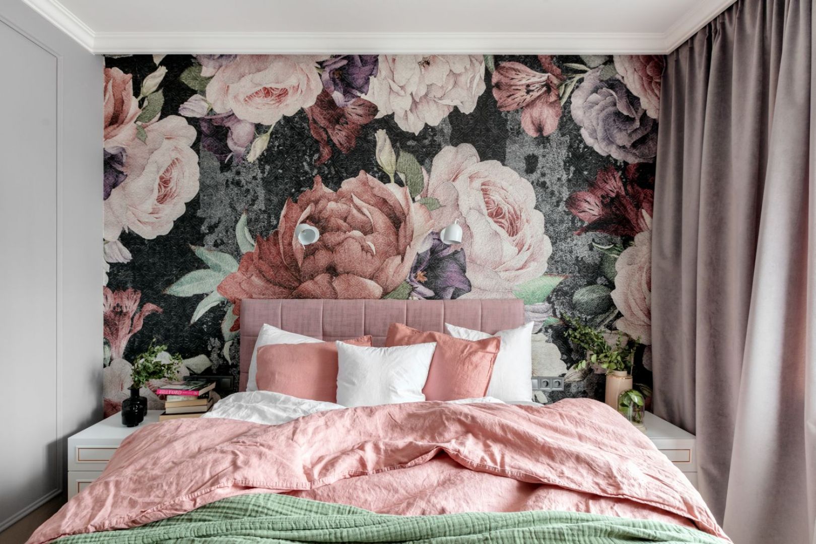 Ścianę zdobi piękna tapeta w kwiaty. Projekt Marta Wierzbicka-Patejuk. Fot. Aleksandra Dermont