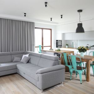Modna kuchnia w bloku - w tym aneksie kuchennym biel zestawiono z drewnem, a całość prezentuje się pięknie i stylowo. Projekt: Agnieszka Żyła, Art of Home. Fot. Bartosz Jarosz