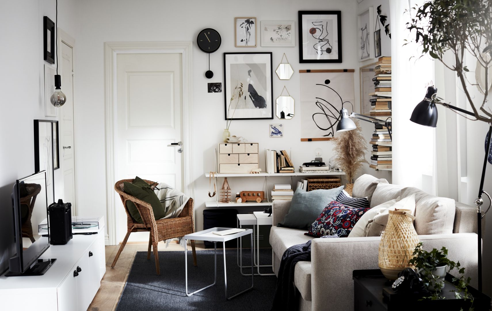 Mała sofa do salonu z oferty marki IKEA. Fot. IKEA