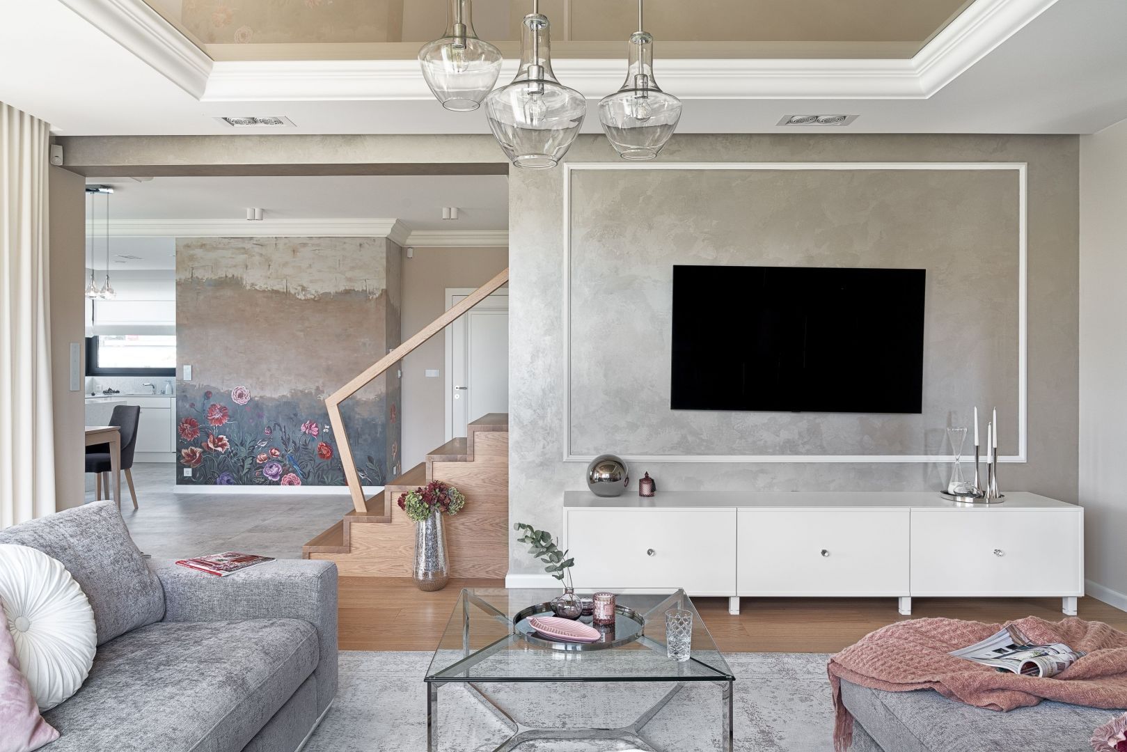Ścianę za telewizorem w salonie wykończono farbą o ładnym, ciekawym efekcie dekoracyjnym. Projekt: Ewelina Rutkowska, studio projektowe Meteor. Fot. Tom Kurek