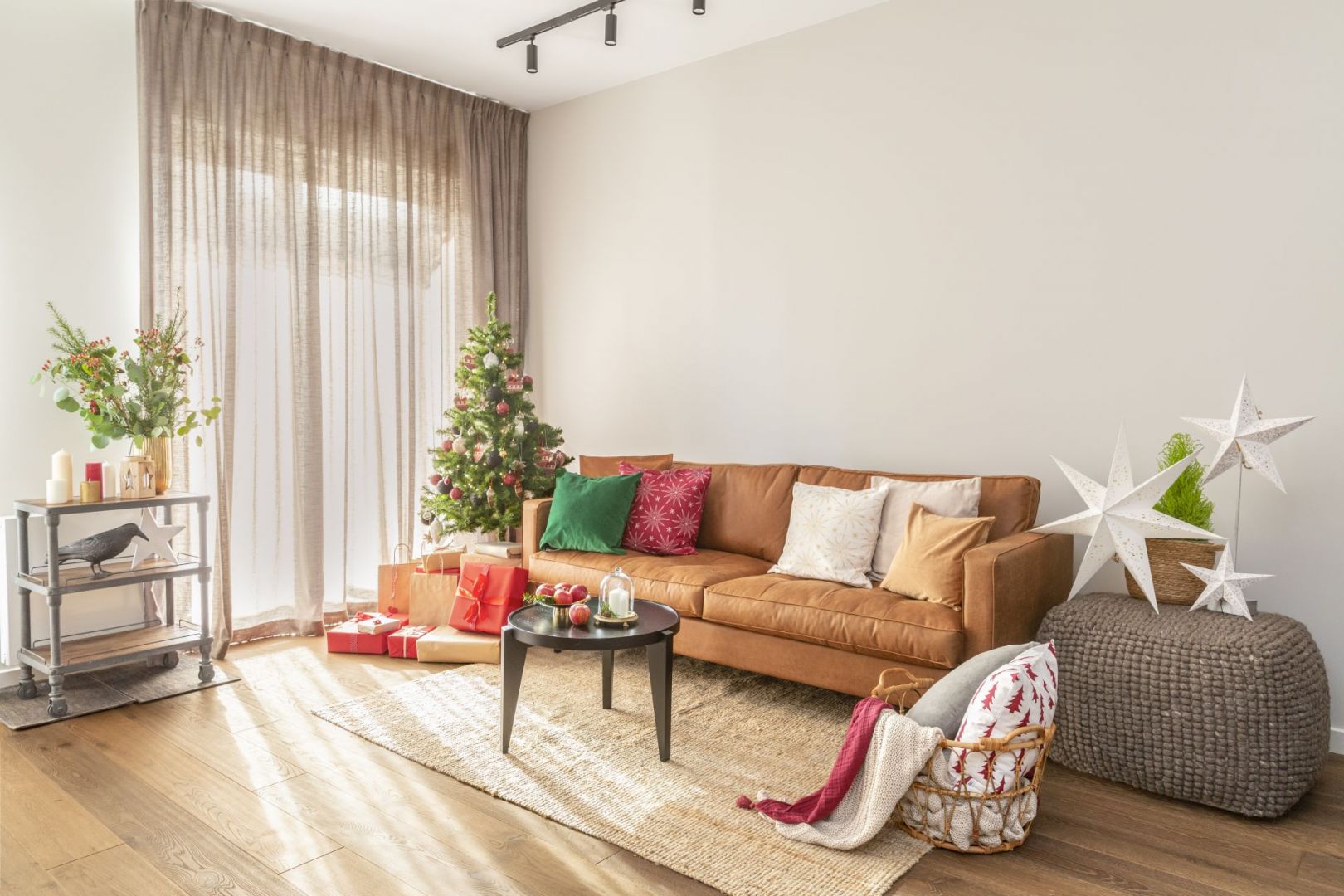 Główne skrzypce gra w salonie wygodna sofa w kolorze karmelu. Tuż obok architekci wygospodarowali miejsce do spożywania posiłków. Projekt: Małgorzata Kasperek, Decoroom. Fot. Pion Poziom Marta Behling