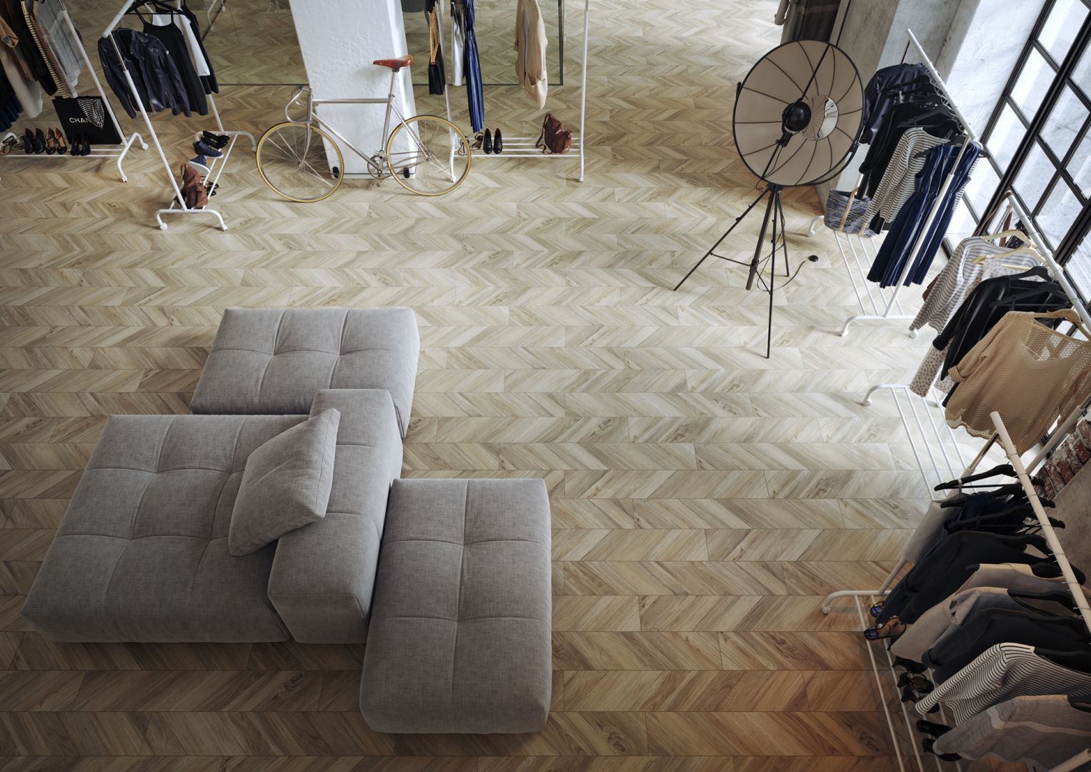 Płytki Chevronwood Beige ze wzorem francuskiej jodły oswoi każdy loftowy klimat, otulając pomieszczenie aurą elegancji i ciepła. Cena: 139,99 zł/m2. Fot. Cersanit