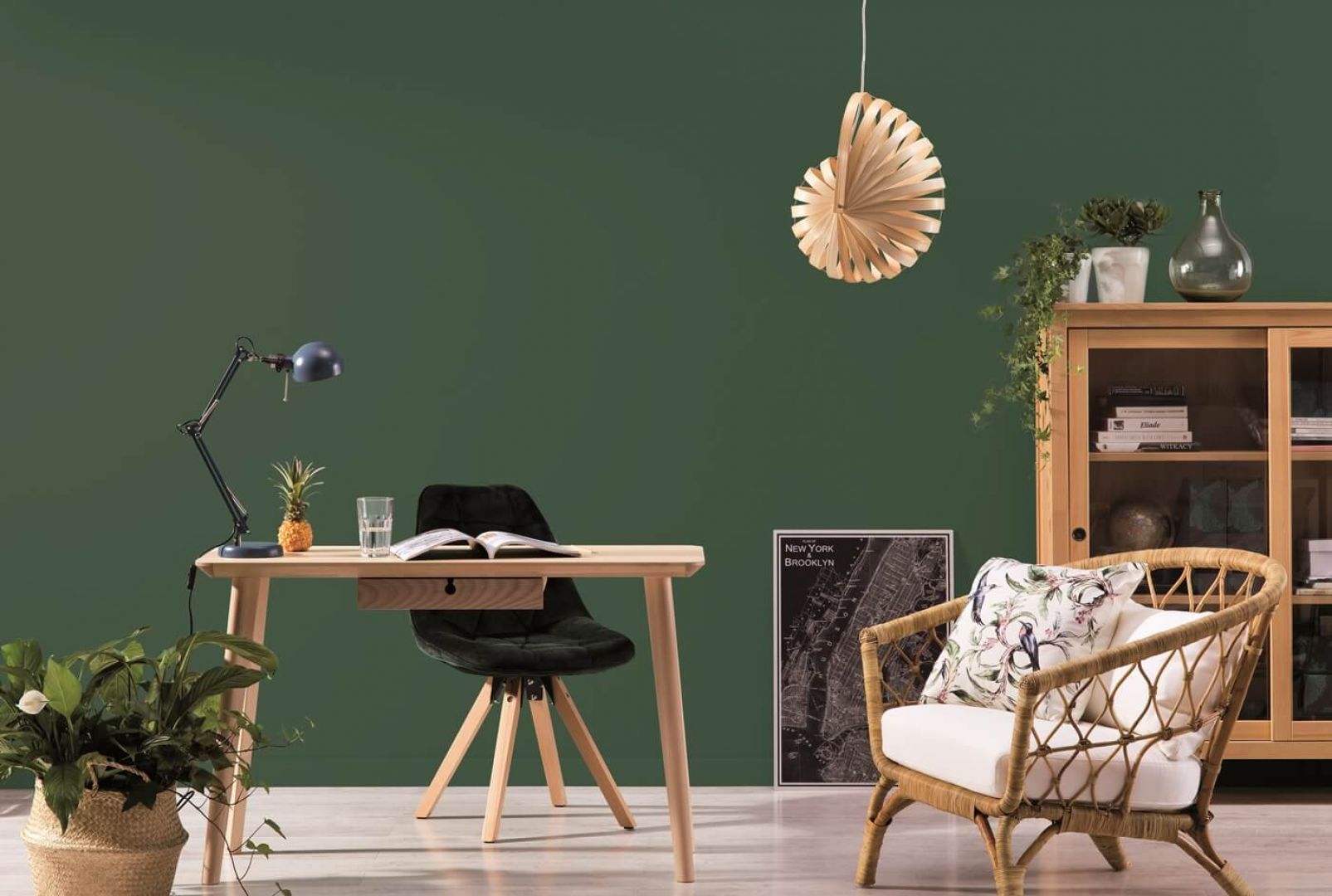 Butelkowa zieleń na ścianie w salonie. Na zdjęciu farba Beckers Designer Collection, kolor Herbarium. Fot. Beckers