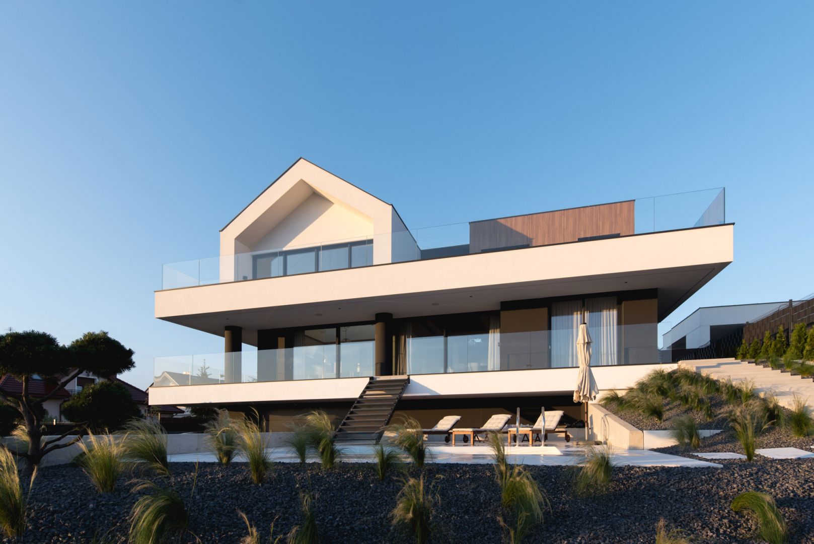 Projekt domu Slab House powstał pod Poznaniem na jednym ze wzgórz otaczających miasto. Projekt: mode:lina™. Fot. Patryk Lewiński