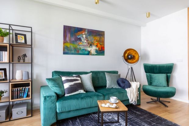 Ściana za kanapą: 10 modnych kolorowych aranżacji salonu