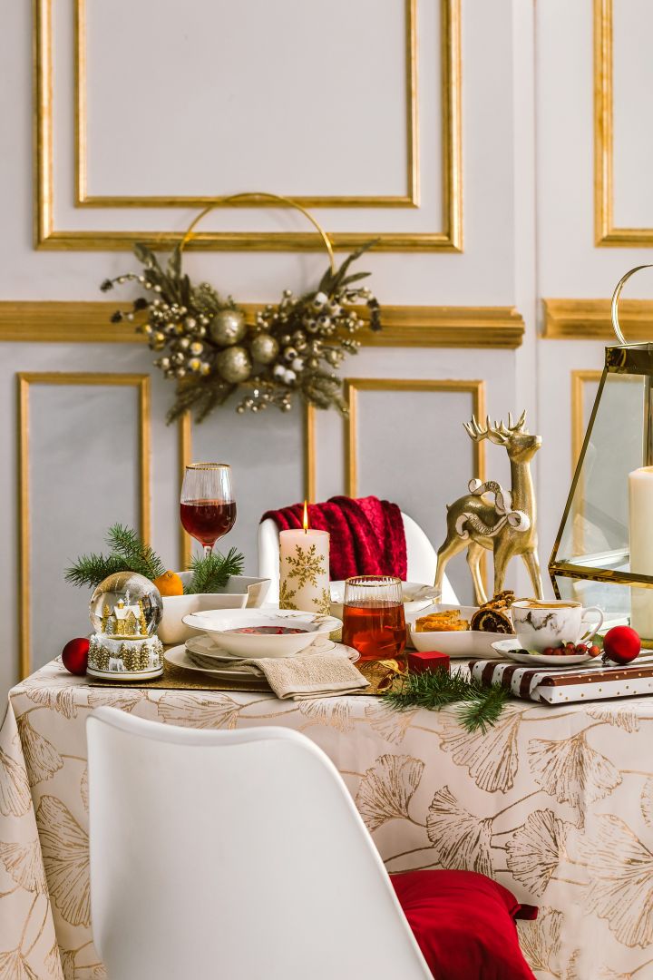 Nakrycie stołu dopełnij eleganckim szkłem i sztućcami. Delikatna forma i złote zdobienia nadadzą wykwintności całej kolacji. Fot. Home&You