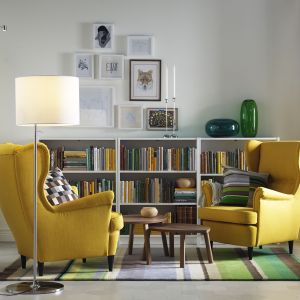 Meble do salonu w kolorach roku 2021 według Pantone. Fotel Strandmon firmy IKEA. Fot. IKEA
