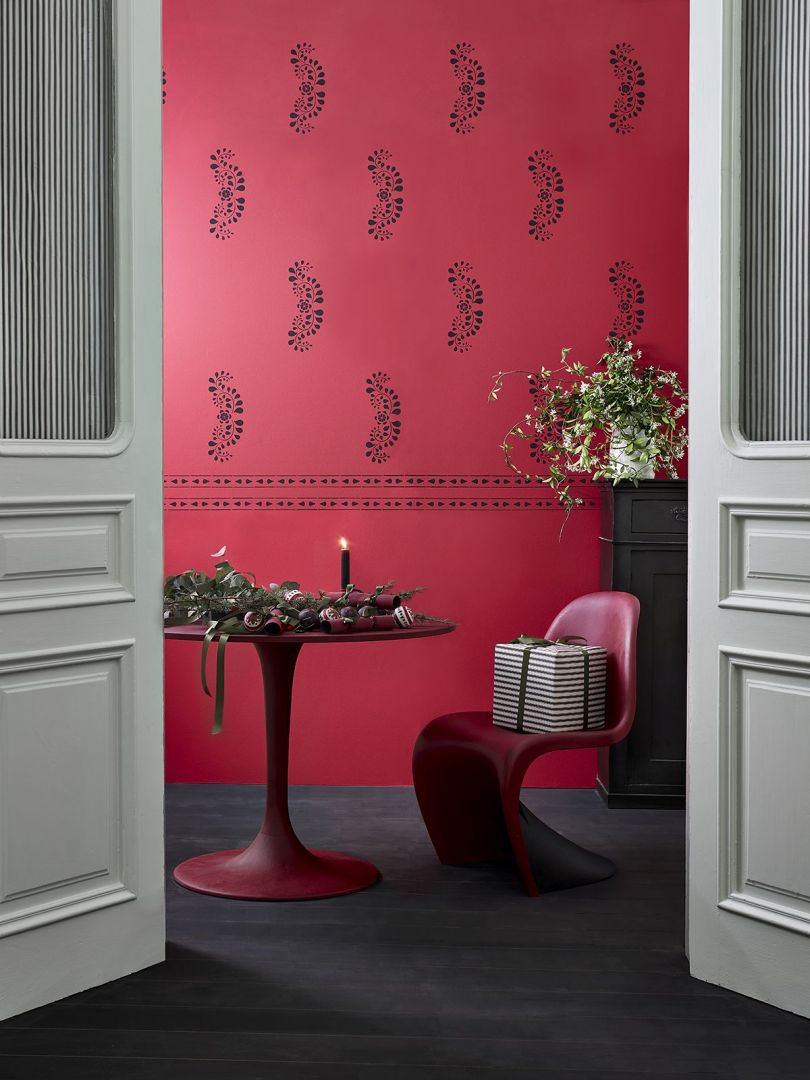Ściana wykończona Chalk Paint™ w kolorze Burgundy, ozdobiona przy użyciu szablonu Faux Bone Inlay