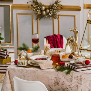 Pomysł na świąteczną dekorację stołu w klasycznym złocie i czerwieni. Fot. mat. prasowe Home&You