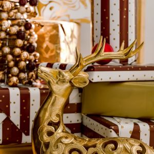 Pomysł na świąteczną dekorację stołu w klasycznym złocie i czerwieni. Fot. mat. prasowe Home&You
