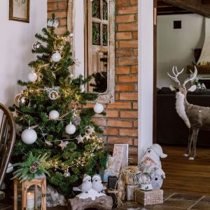 Pomysł na aranżację stołu i świąteczną dekorację wnętrza w stylu leśnym. Fot. mat. prasowe Home&You
