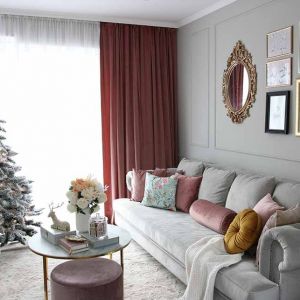 Jeżeli chcecie przystroić swoje mieszkanie niewielkim nakładem finansowym, postawcie na kilka poduszek dekoracyjnych ze świątecznym motywem. Na zdjęciu: poduszka okrągła Velvet z guzikiem. Fot. Dekoria
