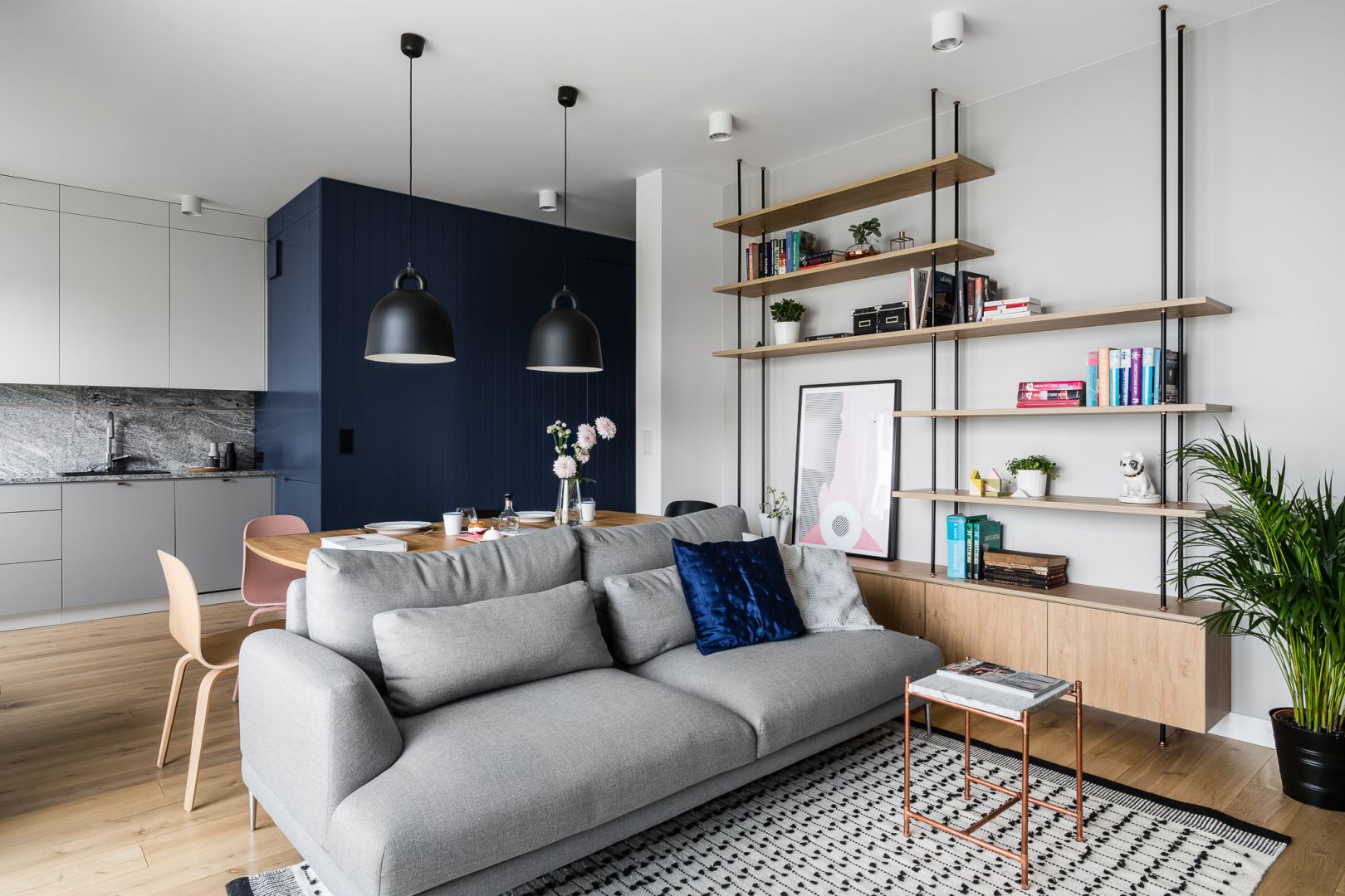 Coraz więcej osób rezygnuje z tradycyjnej, oddzielonej kuchni i wybiera opcję dwa w jednym, czyli salon z aneksem kuchennym. Projekt Raca Architekci. Fot. Fotomohito