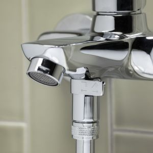 Abasha - nowa kolekcja baterii łazienkowych. Cena: 491 zł - bateria umywalkowa stojąca wysoka, 394 zł - bateria wannowa. Producent: Armatura Kraków