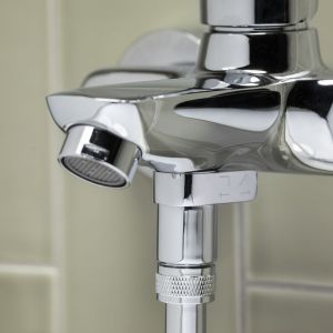 Abasha - nowa kolekcja baterii łazienkowych. Cena: 491 zł - bateria umywalkowa stojąca wysoka, 394 zł - bateria wannowa. Producent: Armatura Kraków