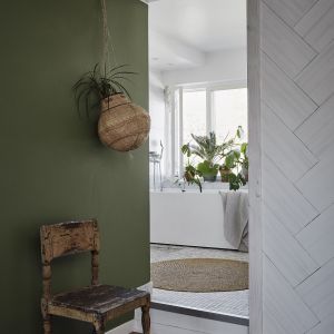 Głęboki, nasycony odcień N378 Ficus ukoi wzrok, stwarzając interesującą dekorację domowego holu. Fot. Tikkurila Optiva Matt 5
