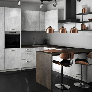 Niejednorodny wzór mebli wiernie imituje beton. Kuchnia Atelier marki Classen. Fot. Classen