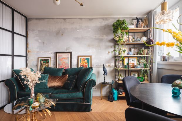 Ściana za kanapą: 10 modnych pomysłów do salonu