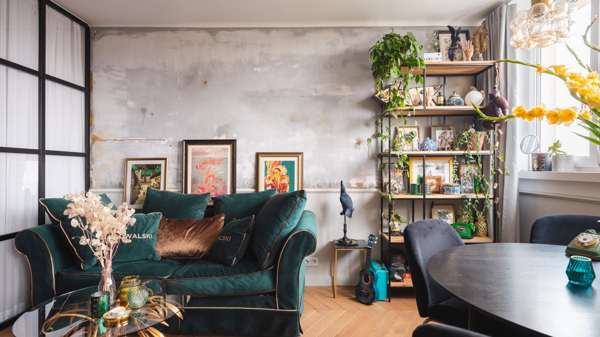Ściana za kanapą: 10 modnych pomysłów do salonu