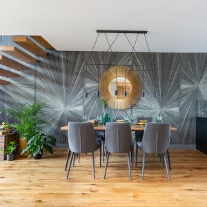 Roślinne printy na ścianach budują klimat salonu otwartego na kuchnię i jadalnię. Projekt Decoroom. Fot. Pion Poziom 