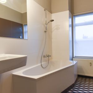 W mieszkaniu znajdują się dwie łazienki. Zaprojektowano je niemal ascetycznie, dekorując je jedynie mozaikami. Projekt i zdjęcia: Marta Kruk, HeyHome