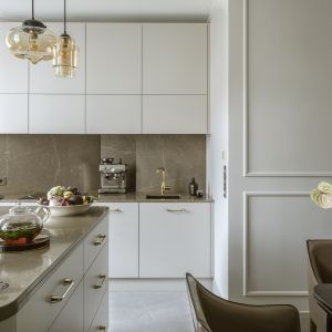 Białą kuchnię ociepla naturalny marmur. Projekt Hola Design. Fot. Yassen Hristov
