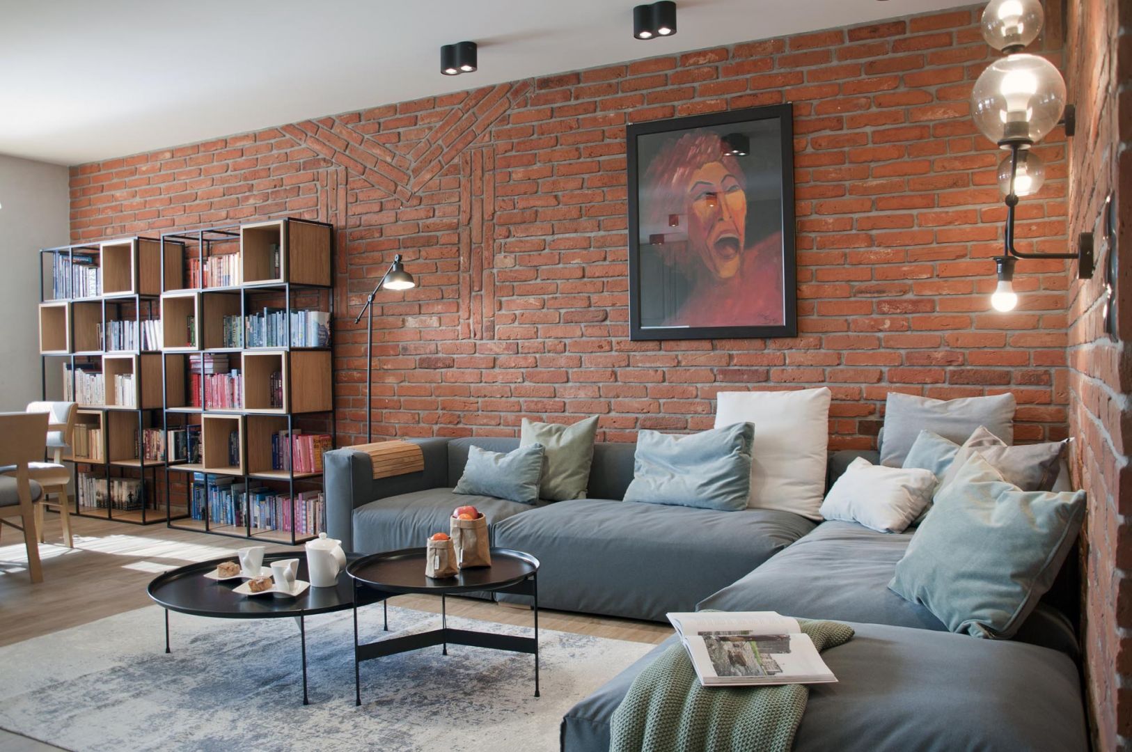 W pokoju dziennym, znajduje się duża, narożna sofa oraz fajne metalowe stoliki. Projekt: Ewelina Mikulska-Ignaczak, Mikulska Studio. Fot. Jakub Ignaczak, K1M1