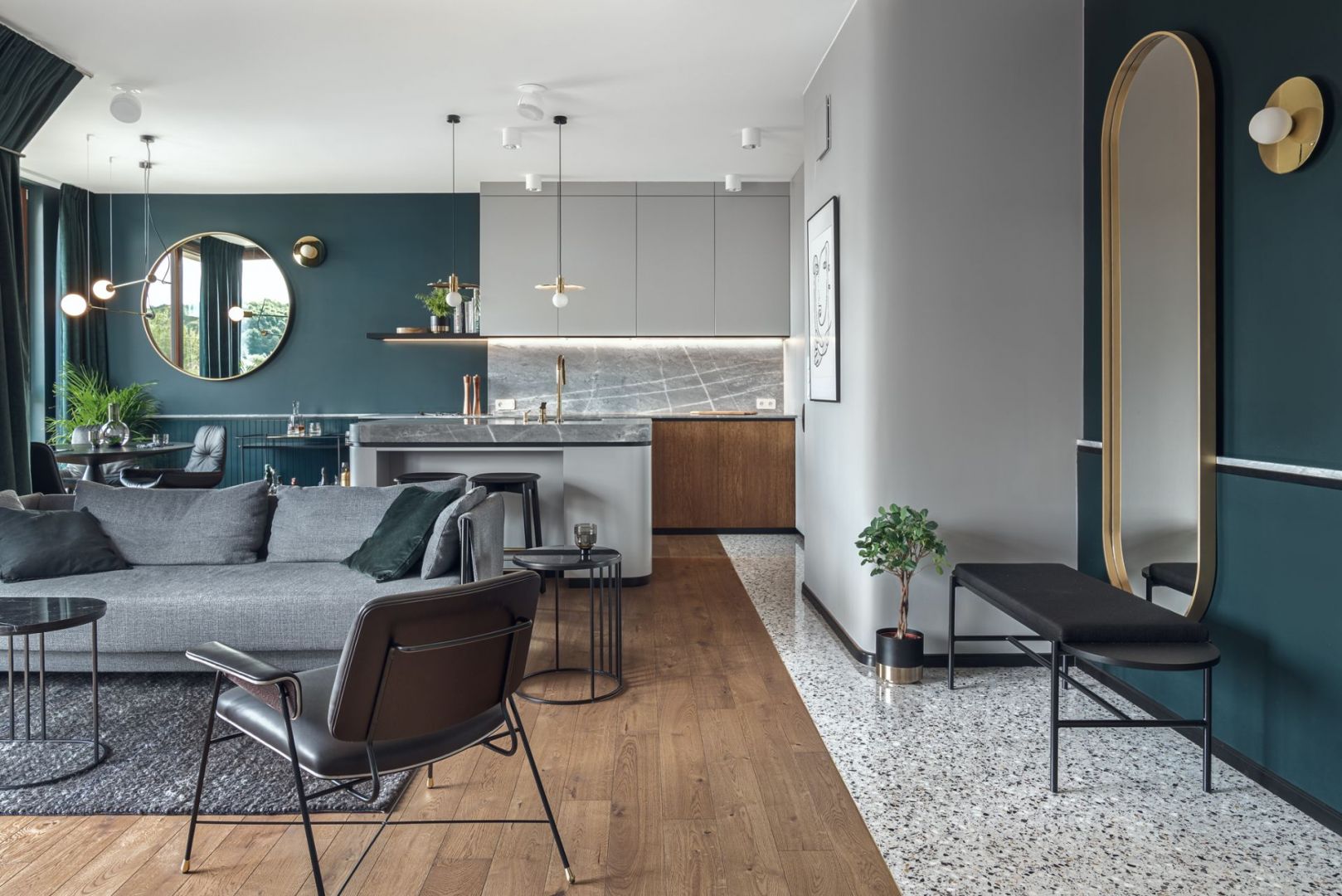 We wnętrzu najbardziej zwracają uwagę ściany w pięknym szmaragdowym kolorze. Projekt: Marta i Michał Raca, Raca Architekci. Fot. Tom Kurek