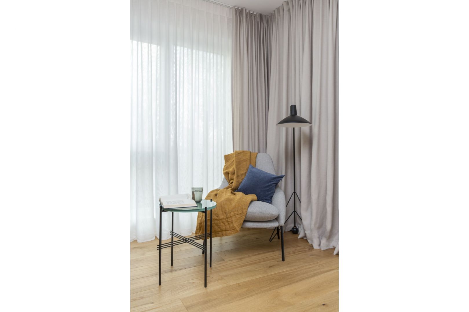 W kąciku czytelniczym w salonie znajduje się podłogowa lampa Tripod HM8 (&Tradition). Projekt: Decoroom Pracownia Architektury. Fot. Marta Behling, Pion Poziom – fotografia wnętrz