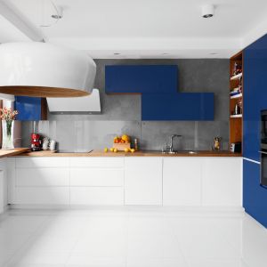 Granatowy kolor w kuchni. Projekt: Decoroom. Fot. Pion Poziom