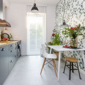 Granatowy i zielony kolor w nowoczesnej kuchni w bloku. Projekt: Małgorzata Kasperek, Decoroom. Fot. Pion Poziom Marta Behling