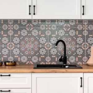 Płytki ceramiczne znowu modne! Zobacz 20 pomysłów na ściany w kuchni. Projekt Deer Design