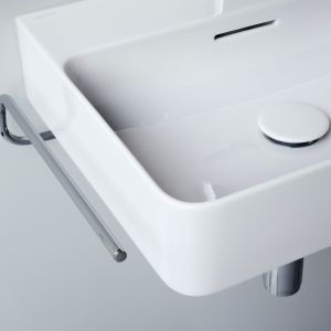 Umywalka z serii VAL zaprojektowana przez Konstantina Grcica to idealny wybór do małej łazienki. Umywalka może być wyposażona w praktyczny reling na ręcznik. Fot. Laufen