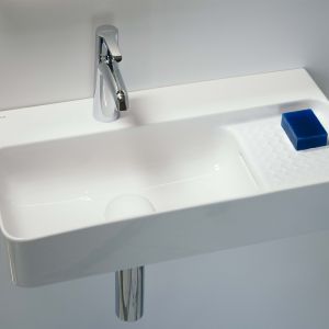 Umywalka z serii VAL zaprojektowana przez Konstantina Grcica to idealny wybór do małej łazienki. Na zdjęciu umywalka cienkościenna na bazie prostokąta o zaoblonych kątach, która wyposażona została w praktyczną półkę. Fot. Laufen