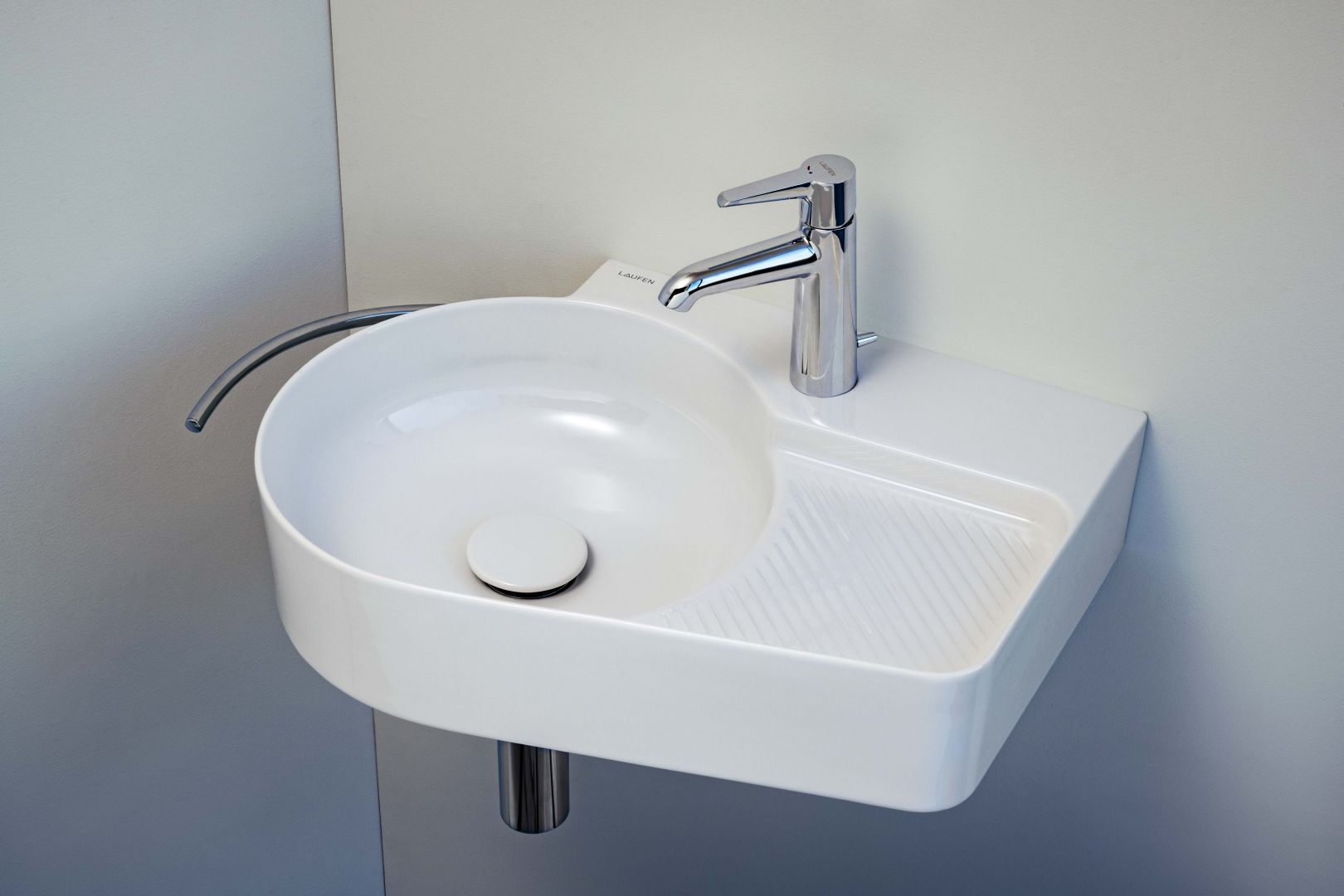 Wykonane z ceramiki Saphirceramik umywalki ścienne z kolekcji VAL mają zaledwie 550x315 mm, bez problemu odnajdą się zatem nawet w bardzo małej łazience. Fot. Laufen