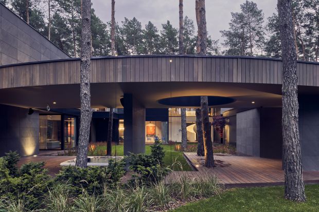 Projekt tego skąpanego w naturze  domu zauroczył inwestora, miłośnika i kolekcjonera sztuki. Prywatna galeria sztuki w środku lasu powstała z szacunkiem dla przyrody i w bardzo nowoczesnym stylu.