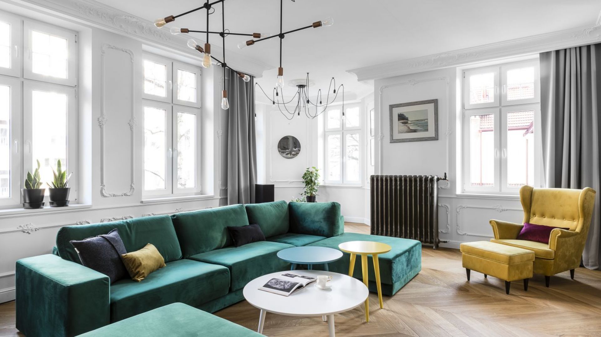 Piękne, jasne wnętrze z kanapą w kolorze butelkowej zieleni i żółtym, stylowym fotelem. Projekt: Anna Maria Sokołowska, pracownia Anna Maria Sokołowska Architektura Wnętrz. Fot. Fotomohito