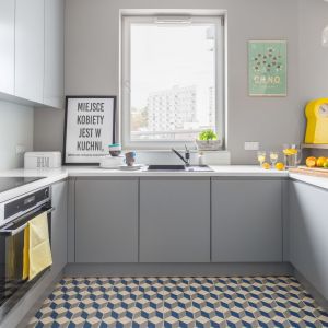 Szara kuchnia i podłoga z kolorowych płytek w geometrycznym wzorze i stylistyce vintage. Projekt: Decoroom. Fot. Pion Poziom