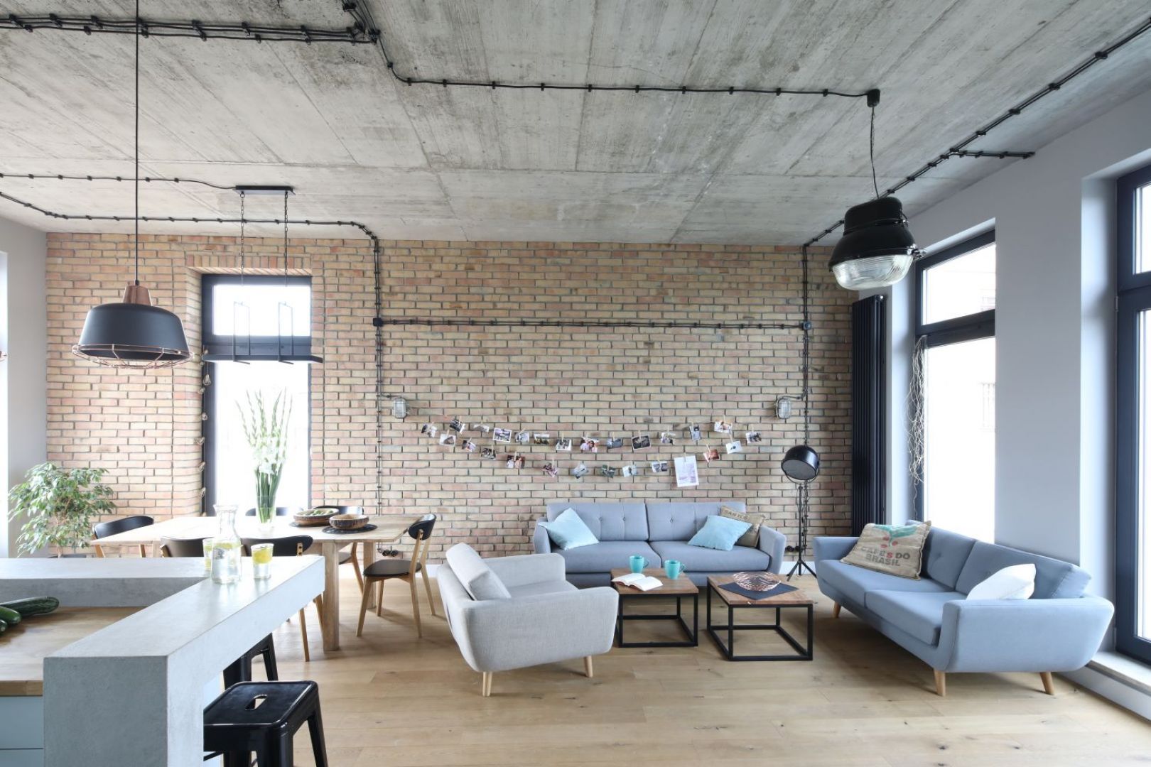 Jasny fotel w zestawie z niebieskim sofa w nowoczesnym salonie wygląda świetnie. Projekt: Maciejka Peszyńska-Drews. Fot. Bartosz Jarosz
