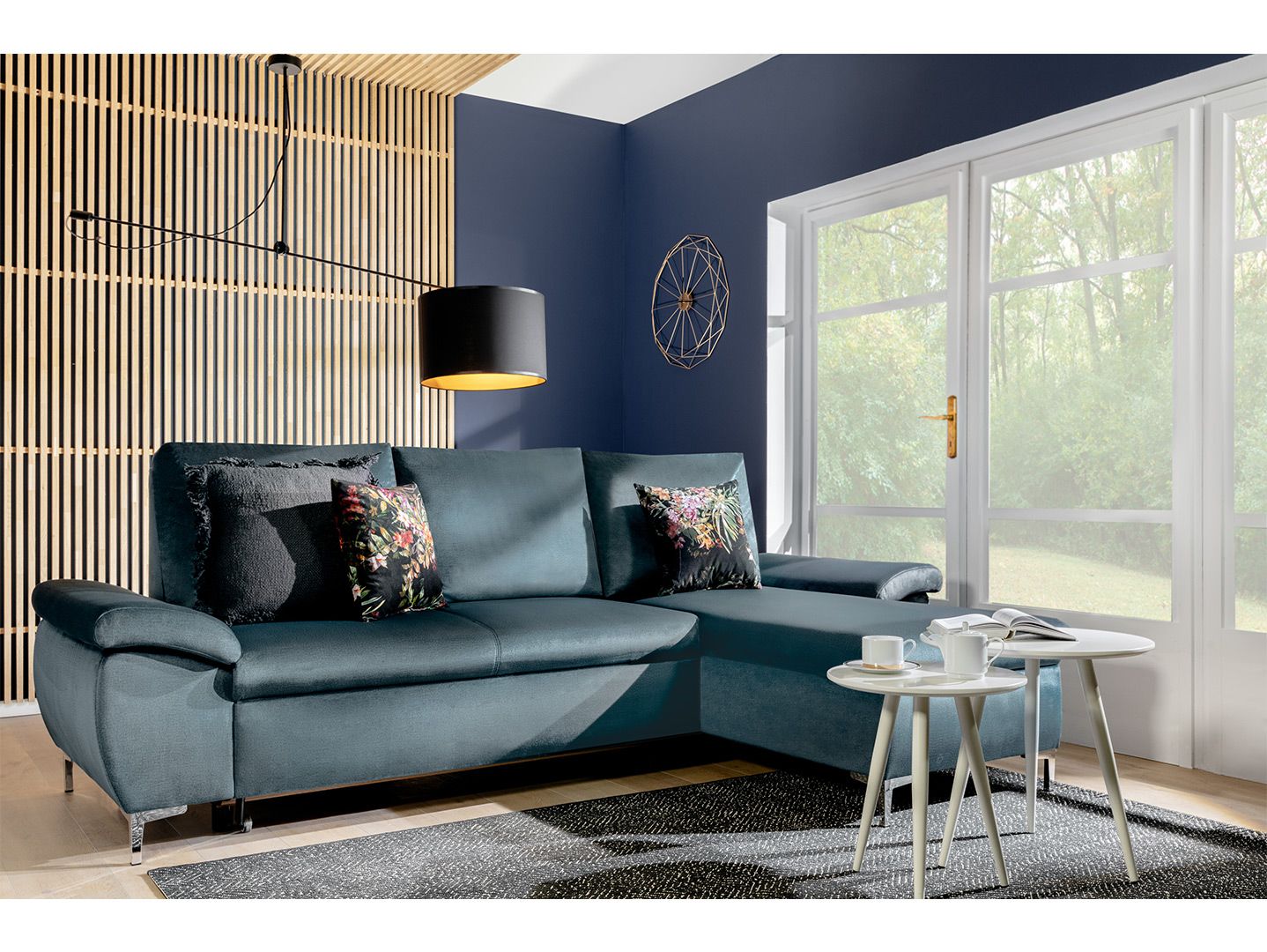 Sofa do małego salonu Bormio dostępna w ofercie Black Red White. Fot. Black Red White
