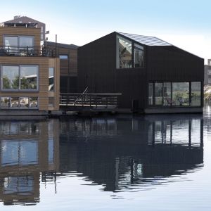 Floating Home - projekt pływającego na amsterdamskim kanale domu - jest częścią "pływającej wioski" złożonej z 49 w pełni zrównoważonych domów. Projekt i zdjęcia: pracownia i29