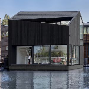 Floating Home - projekt pływającego na amsterdamskim kanale domu - jest częścią "pływającej wioski" złożonej z 49 w pełni zrównoważonych domów. Projekt i zdjęcia: pracownia i29